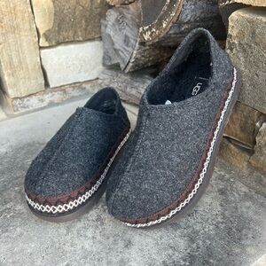 UGG Refelt Tasman Slippers Cozy Women's Black Charcoal shoes Sz-7. H